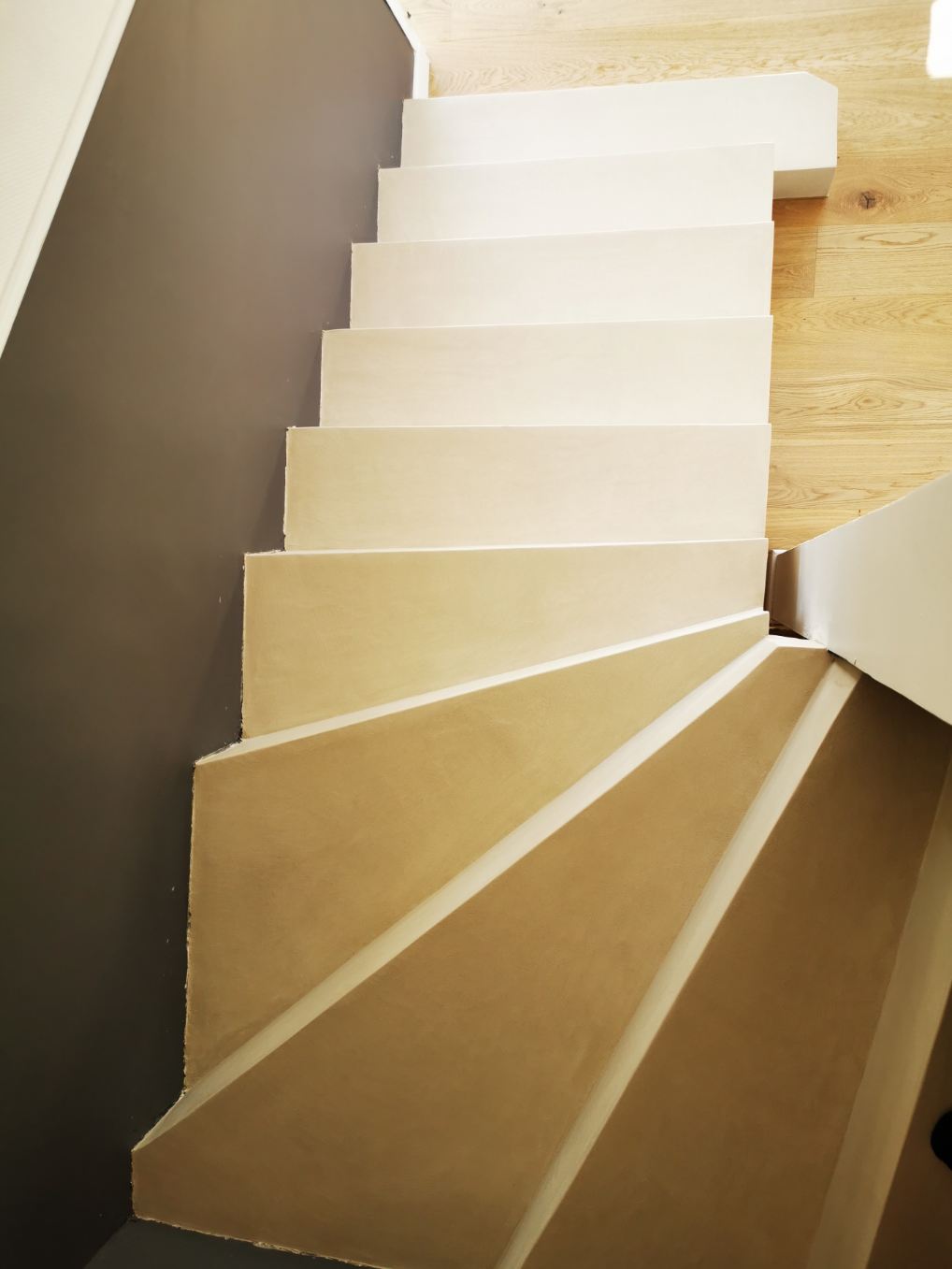 Applicateur de béton ciré dans toute la maison, Scal'in réalisé ici une rénovation d'escalier