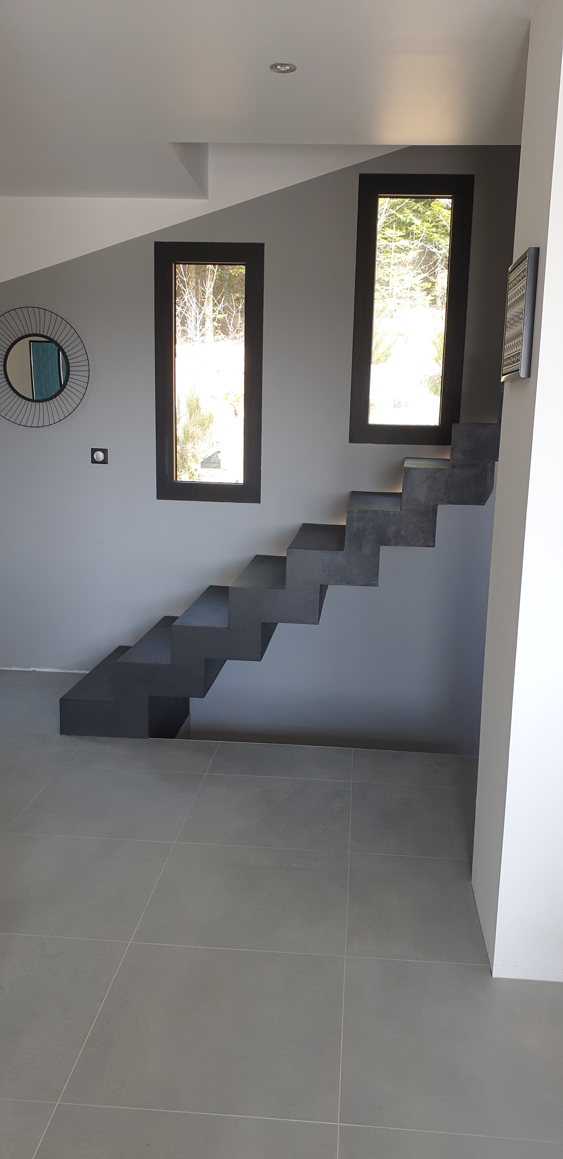 Béton ciré couleur ardoise sur un escalier crémaillère