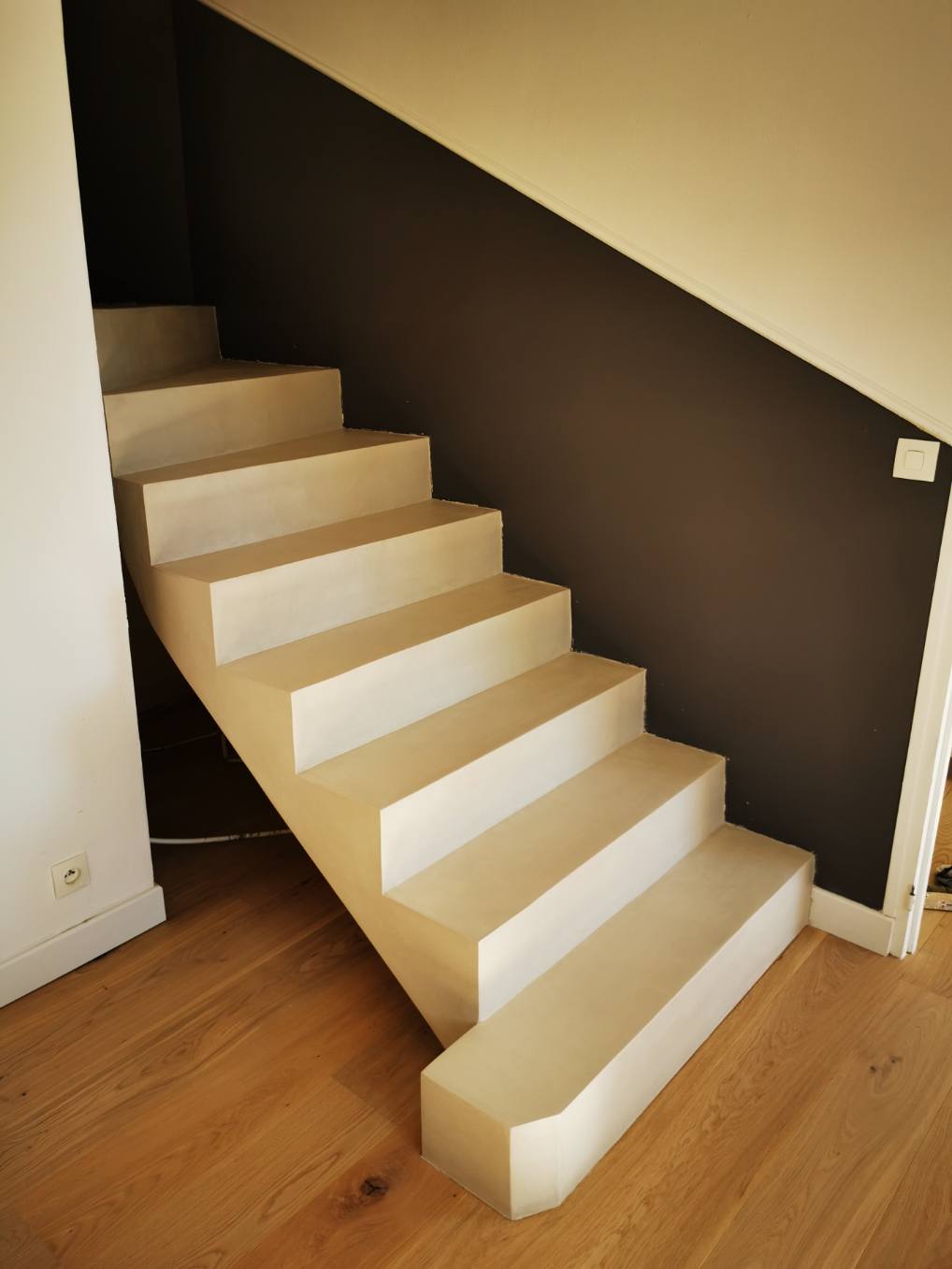 Béton ciré sur un escalier à paillasse en rénovation