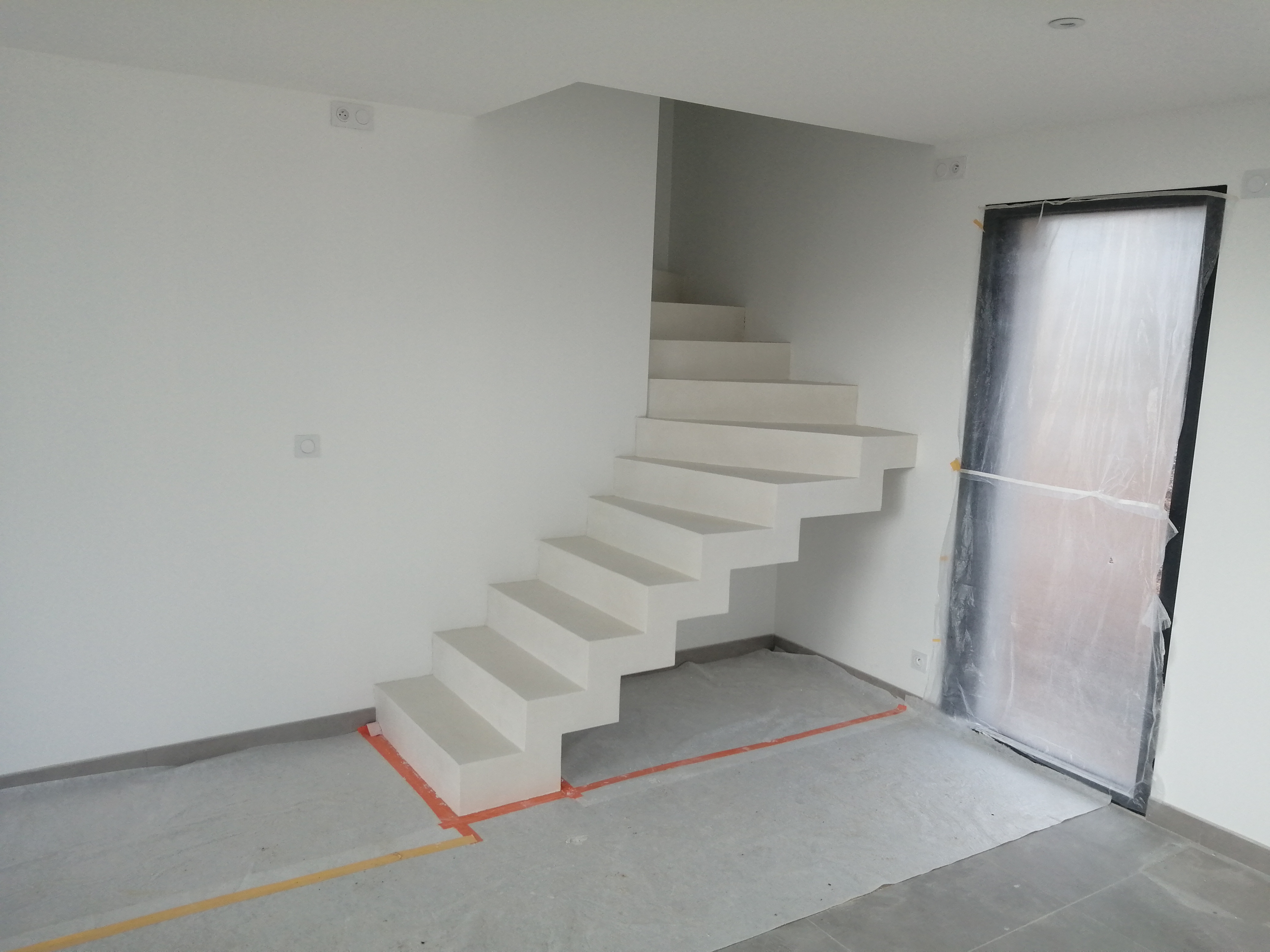 Béton ciré sur un escalier dans un salon