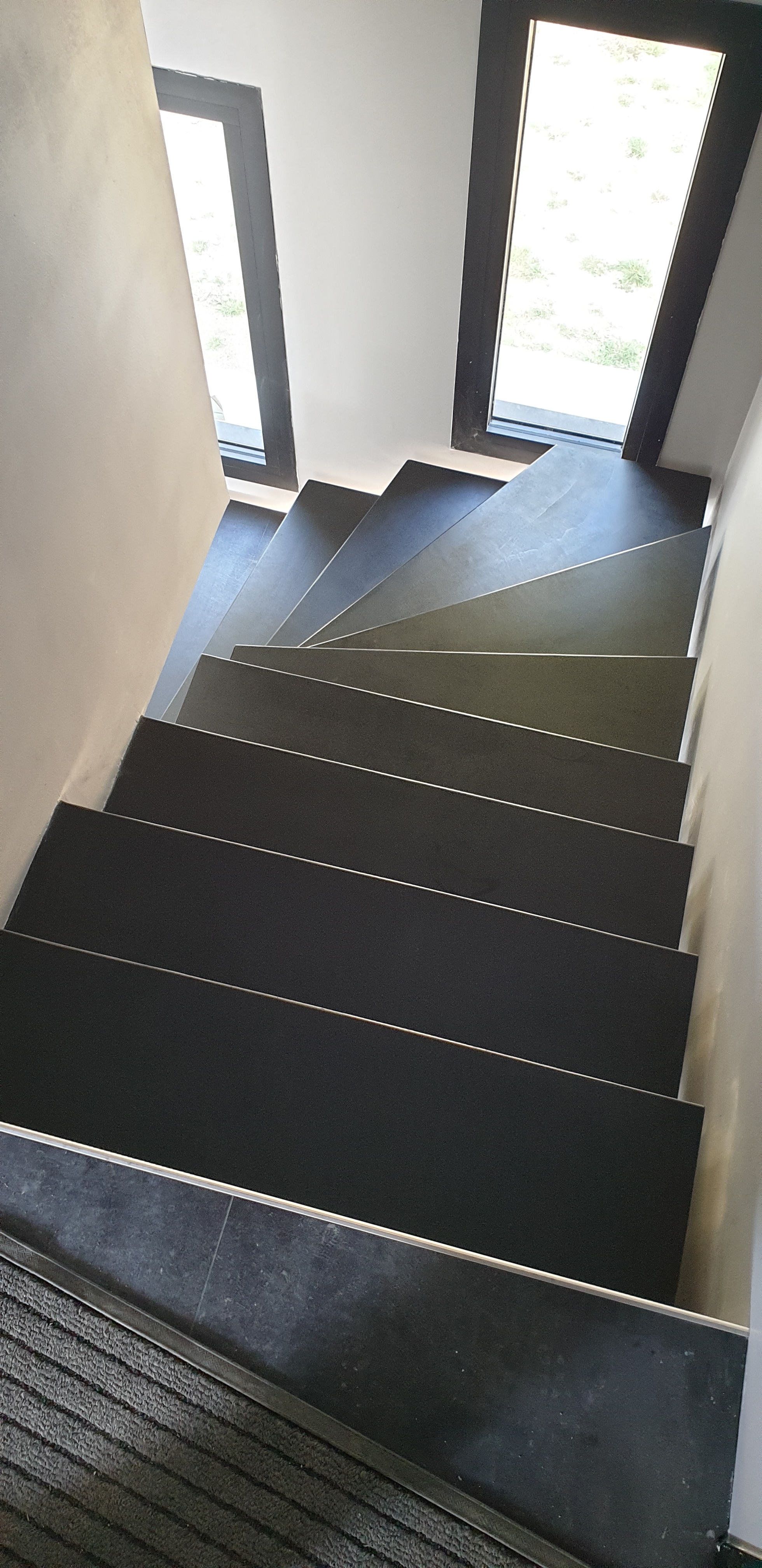 Escalier en béton cire dans un maison à côté de Saint Étienne