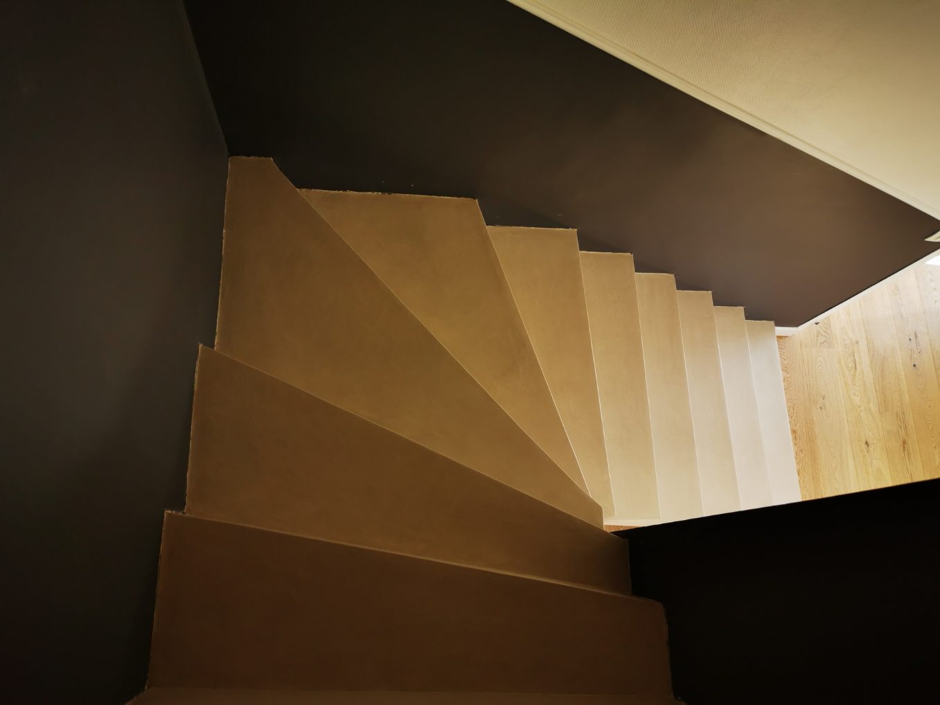 Revêtement en béton ciré sur cet escalier en couleur corde