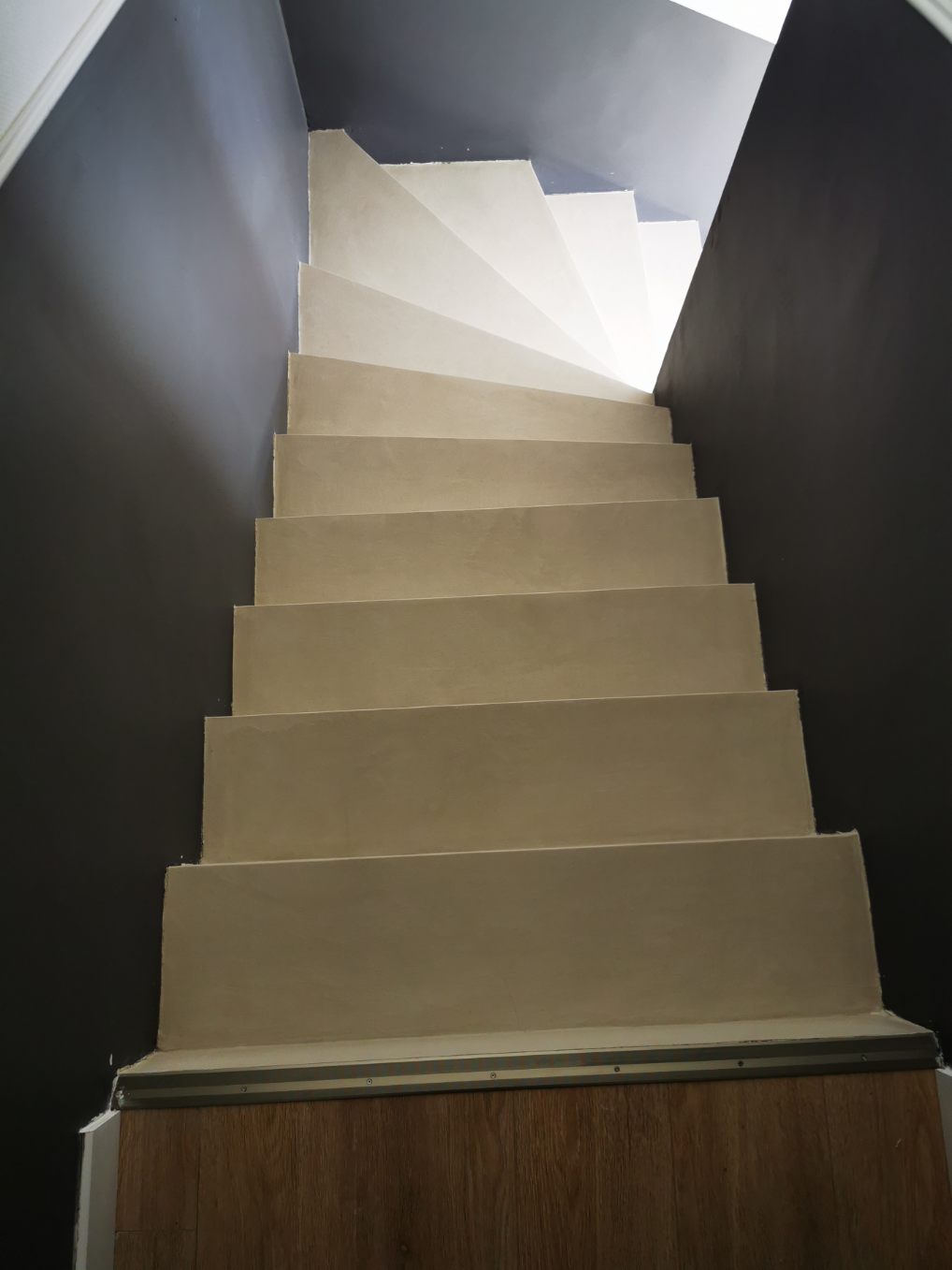 splendide rénovation d'un escalier à paillasse en béton ciré vernis mat couleur corde à Gujan-Mestras entre Arcachon et Biganos pour un particulier Scal’in aquitaine