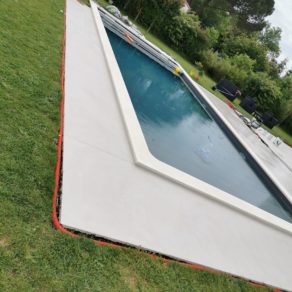 Beton ciré au bord d'une piscine en extérieur près de Bordeaux