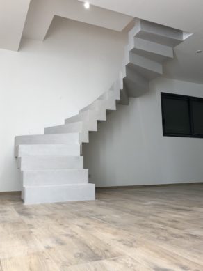 béton ciré   d'un escalier couleur gris cendré   à Ronce Les bains entre La Tremblade et Marennes pour un maitre d'œuvre par scal'in Charente Maritime