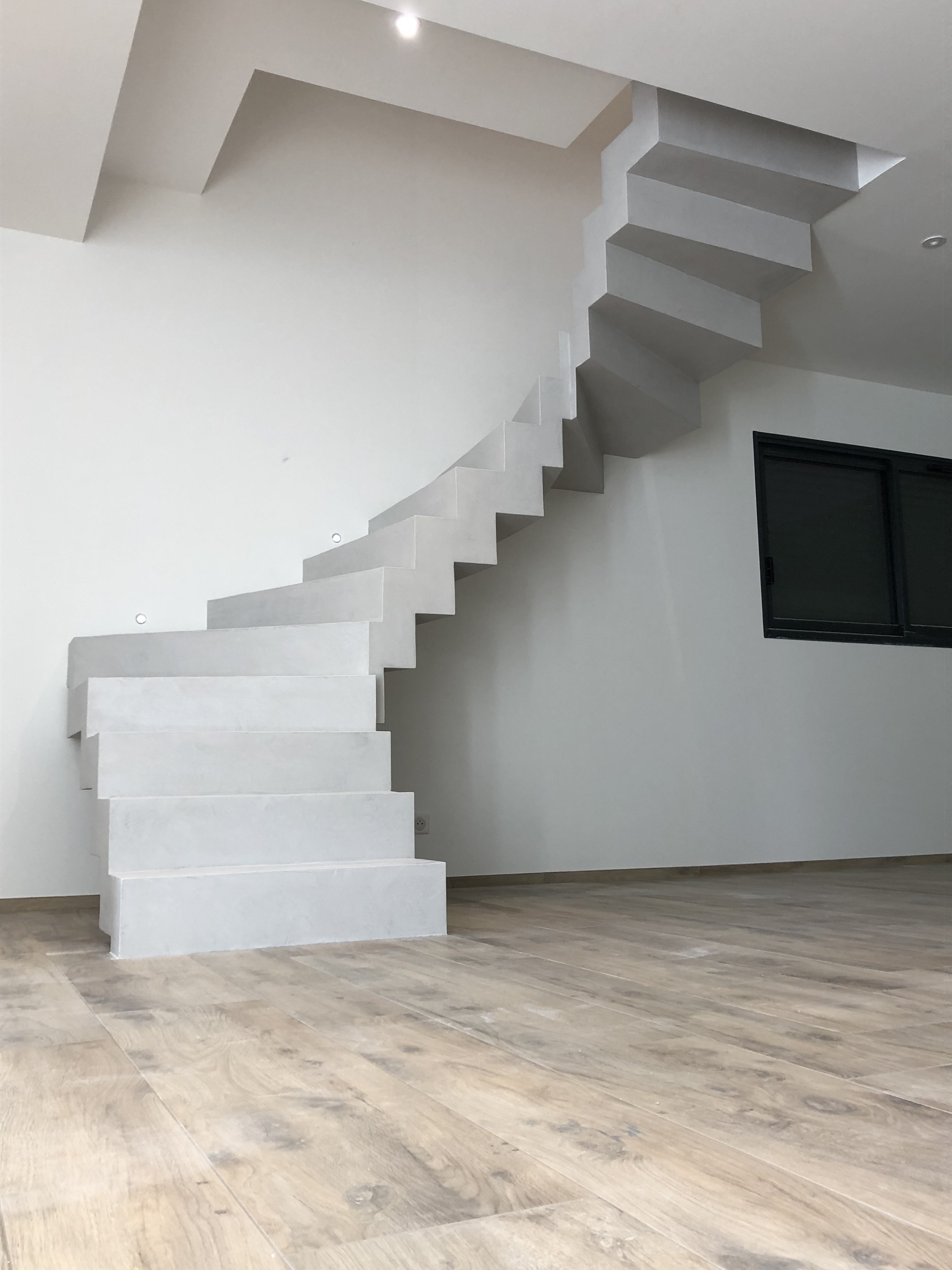 béton ciré d'un escalier couleur gris cendré à Ronce Les bains entre La Tremblade et Marennes pour un maitre d'œuvre par scal'in Charente Maritime