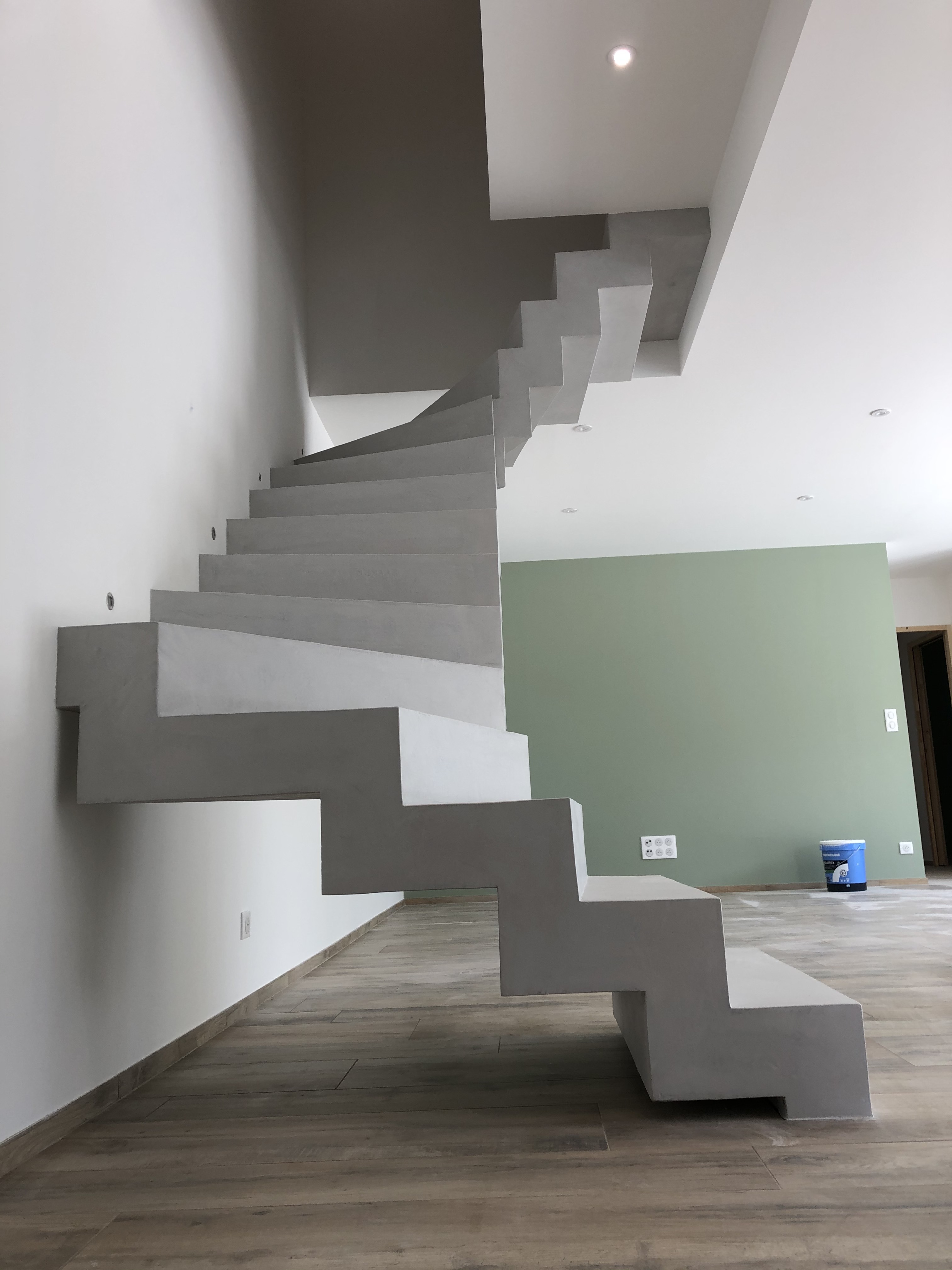 Béton ciré gris cendré sur cet escalier