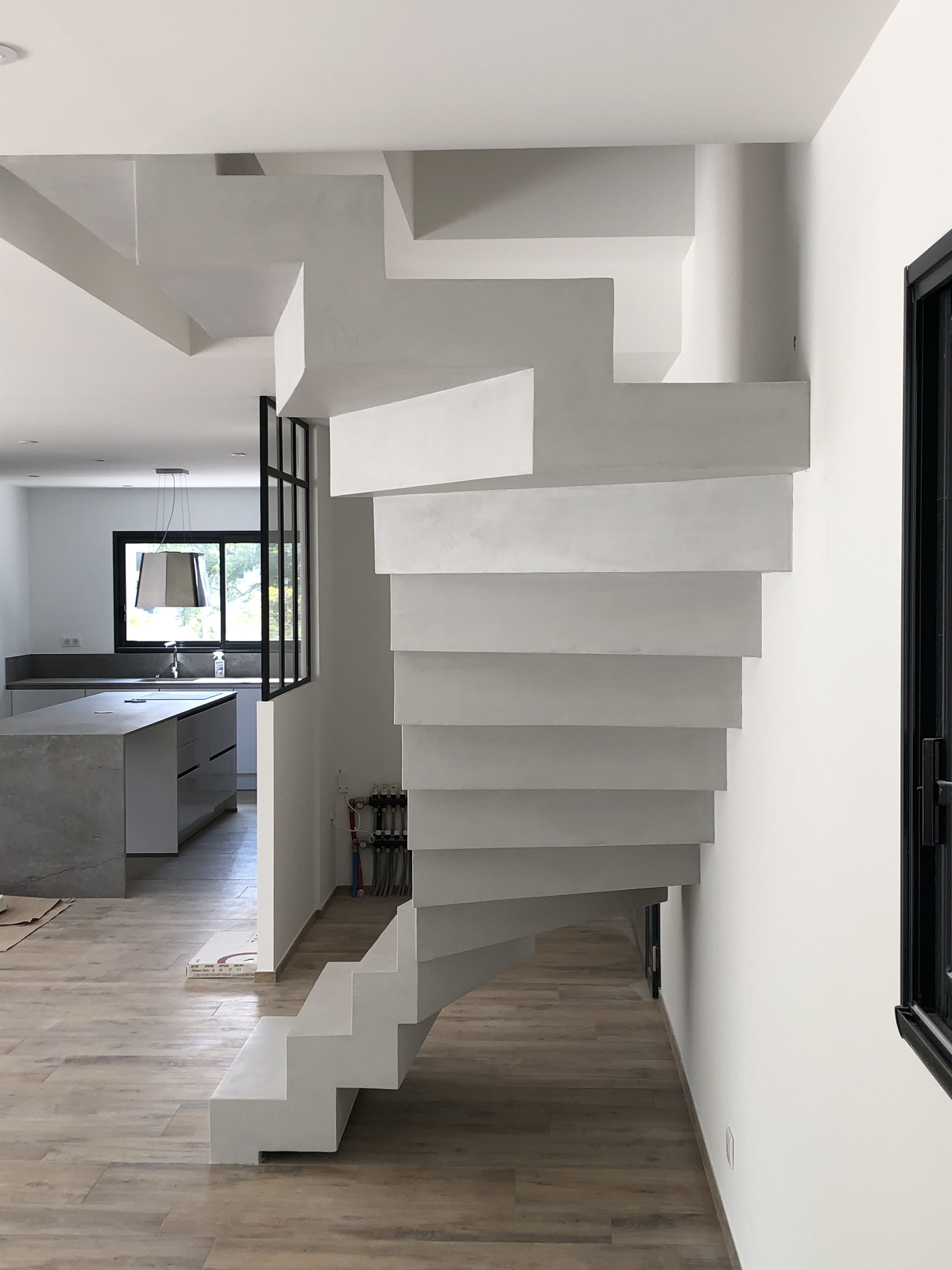 Béton ciré sur un escalier décoratif dans un salon