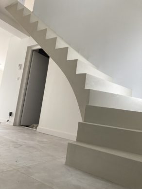 Application d'un béton ciré sur un escalier sur mesure à Merignac