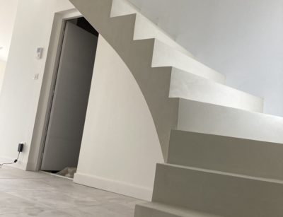 Application d'un béton ciré sur un escalier sur mesure à Merignac