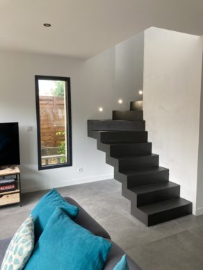 béton ciré dans un salon sur un escalier pour la décoration d'une maison à Pessac