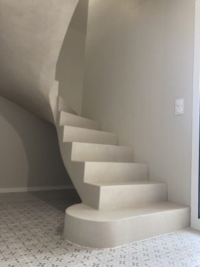 Béton ciré sur la surface et la sousface d'un escalier béton dans une maison individuelle près de Bordeaux