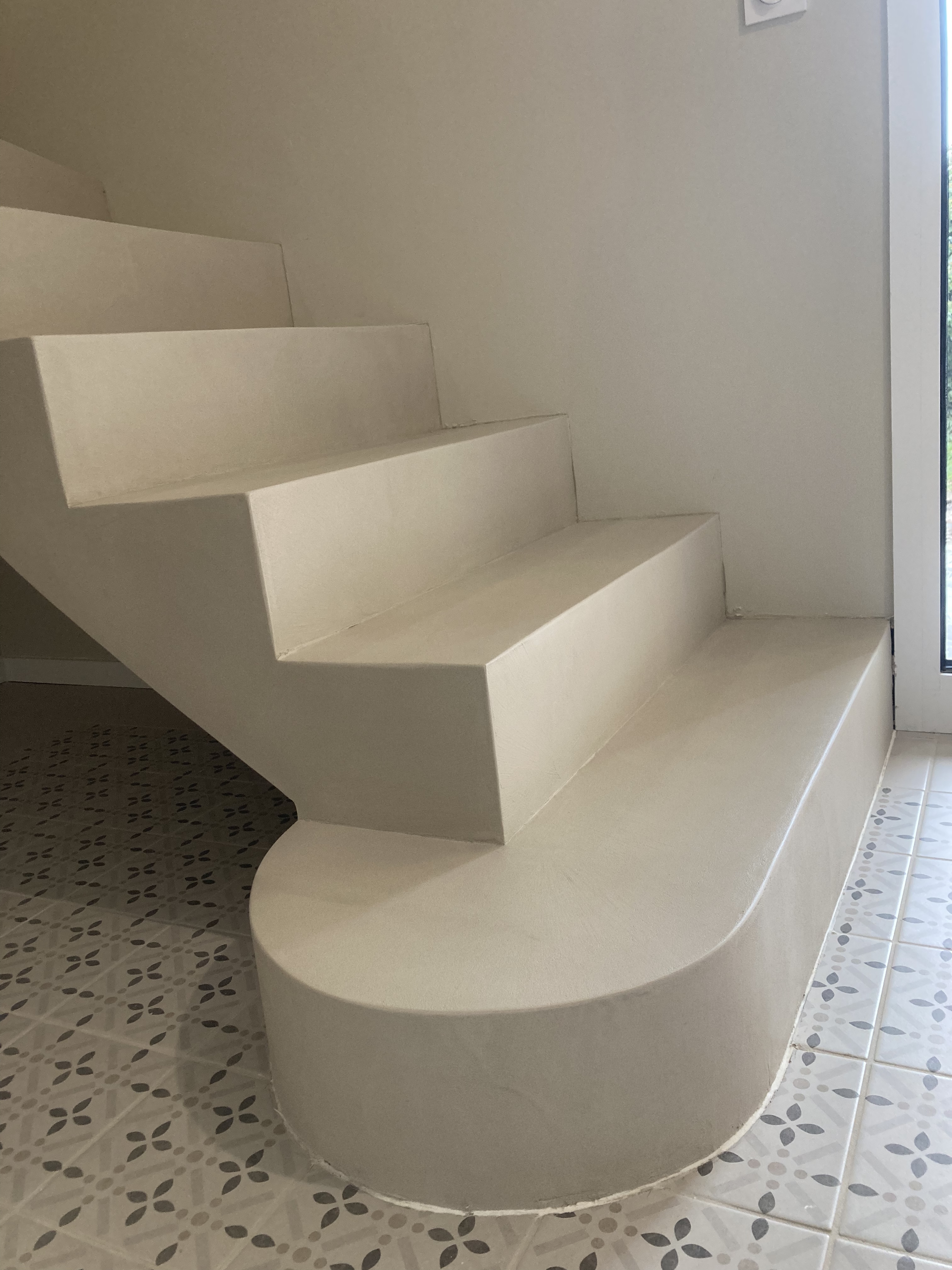 marche palière en béton ciré couleur corde sur une escalier dans une maison à Biganos en Gironde
