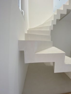 béton ciré couleur Craie sur un escalier à Martigues