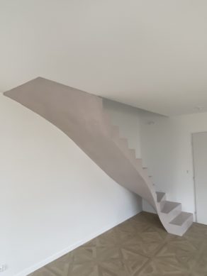 Vue de derrière d'un escalier, en béton ciré d'une maison neuve à Lansargues située dans l'est du département de l'Hérault en région Occitanie.