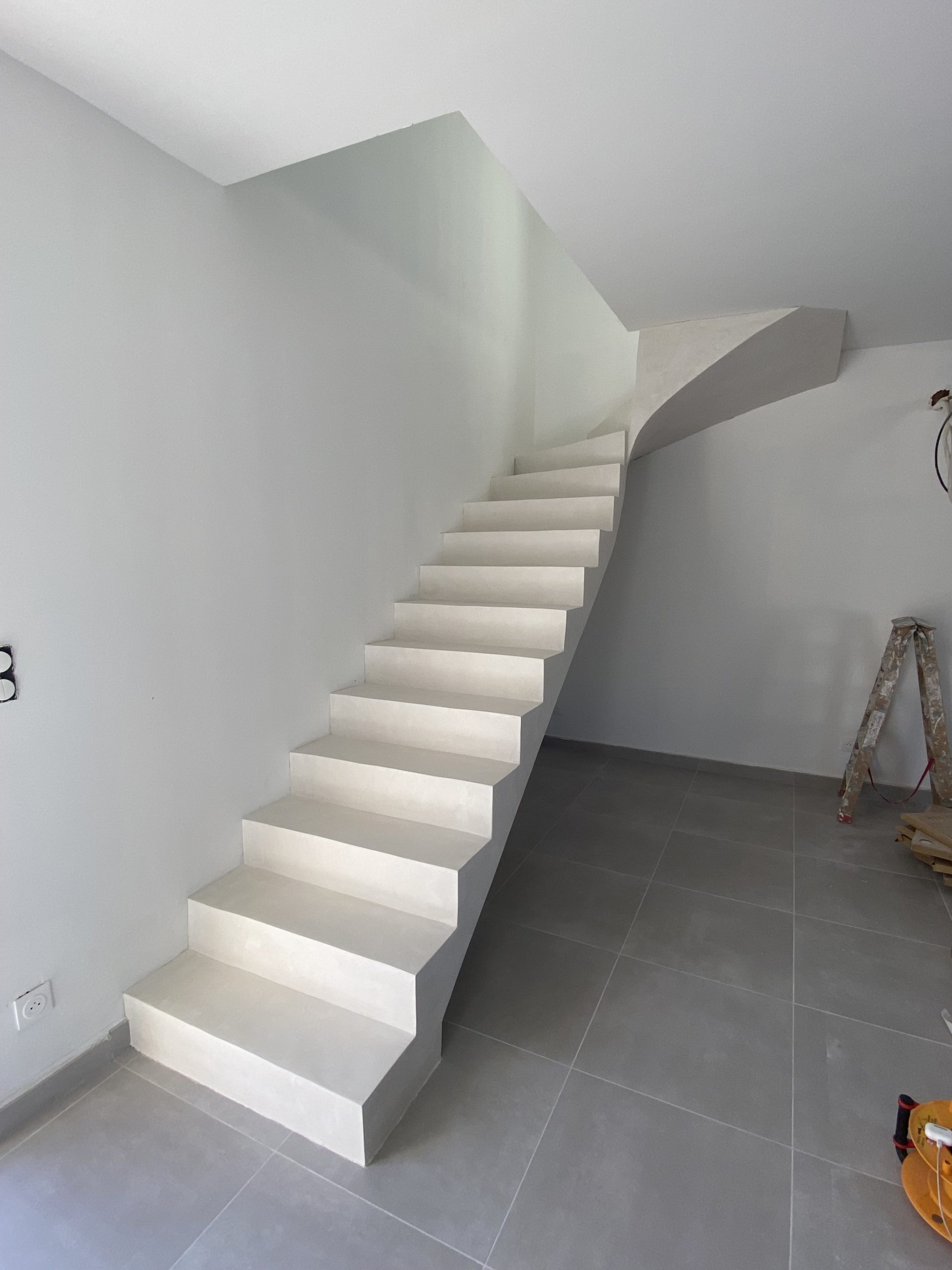 Escalier à paillasse intérieur d'une maison individuelle en béton ciré ...