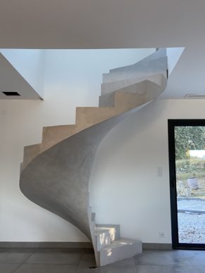 Escalier en colimaçon, dans une maison individuelle, travaillé en 3j dans le Gard.