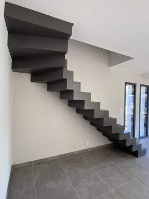 Belle vue sur un escalier à crémaillère en béton ciré, dans une maison, en région Occitanie, à côté de Montpellier et Clapiers.