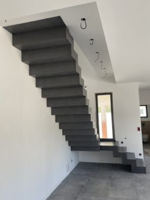 Escalier à crémaillère avec palier en béton lissé, dans une habitation, dans le département des Bouches-du-Rhône