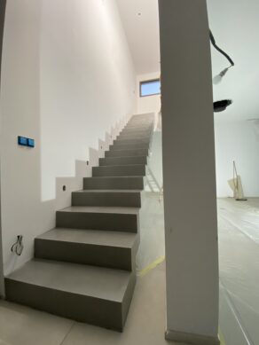 Escalier à crémaillère droit en béton ciré vernis mat velouté, réalisé en 3 jours à Agdes près de Bessan et Portiragnes.