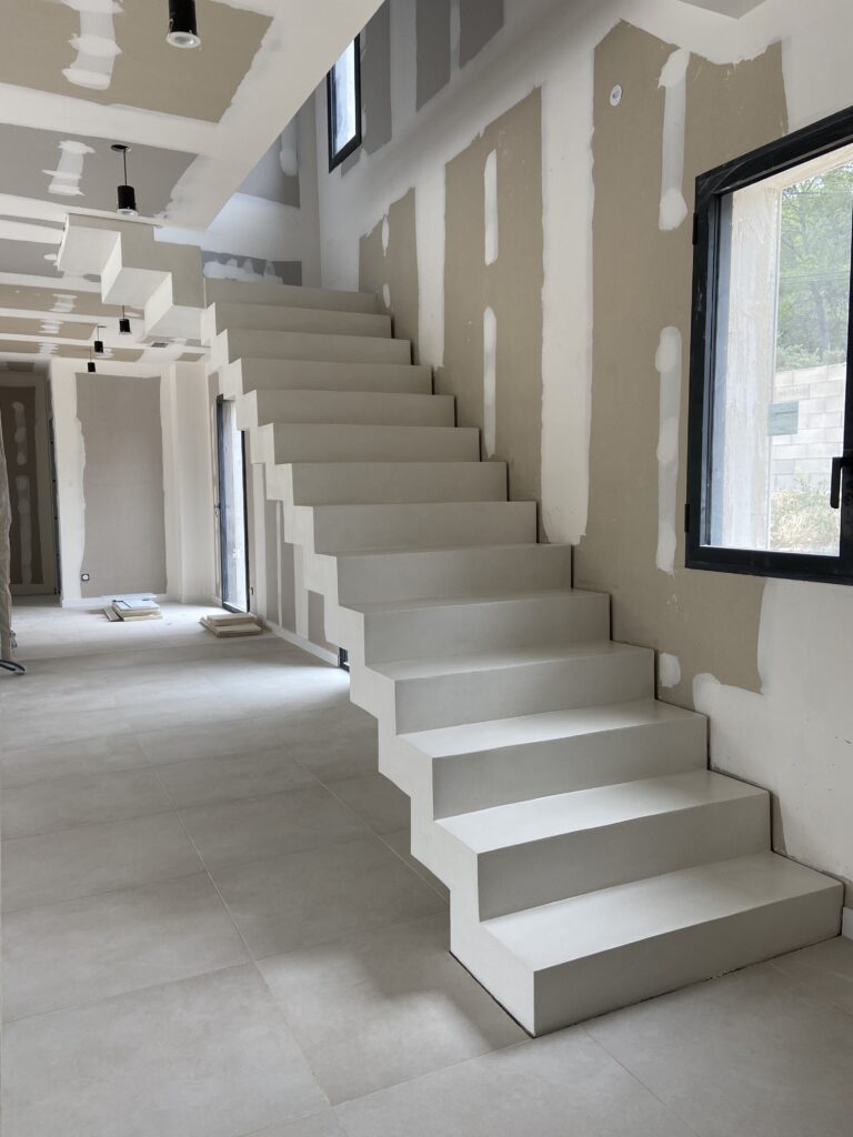 Escalier à crémaillère intérieur d'une maison individuelle en béton ...