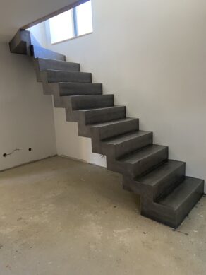 Réalisation de 3 jours d'un escalier à crémaillère un quart tournant, dans une maison individuelle entre Châteldon et Renaison.