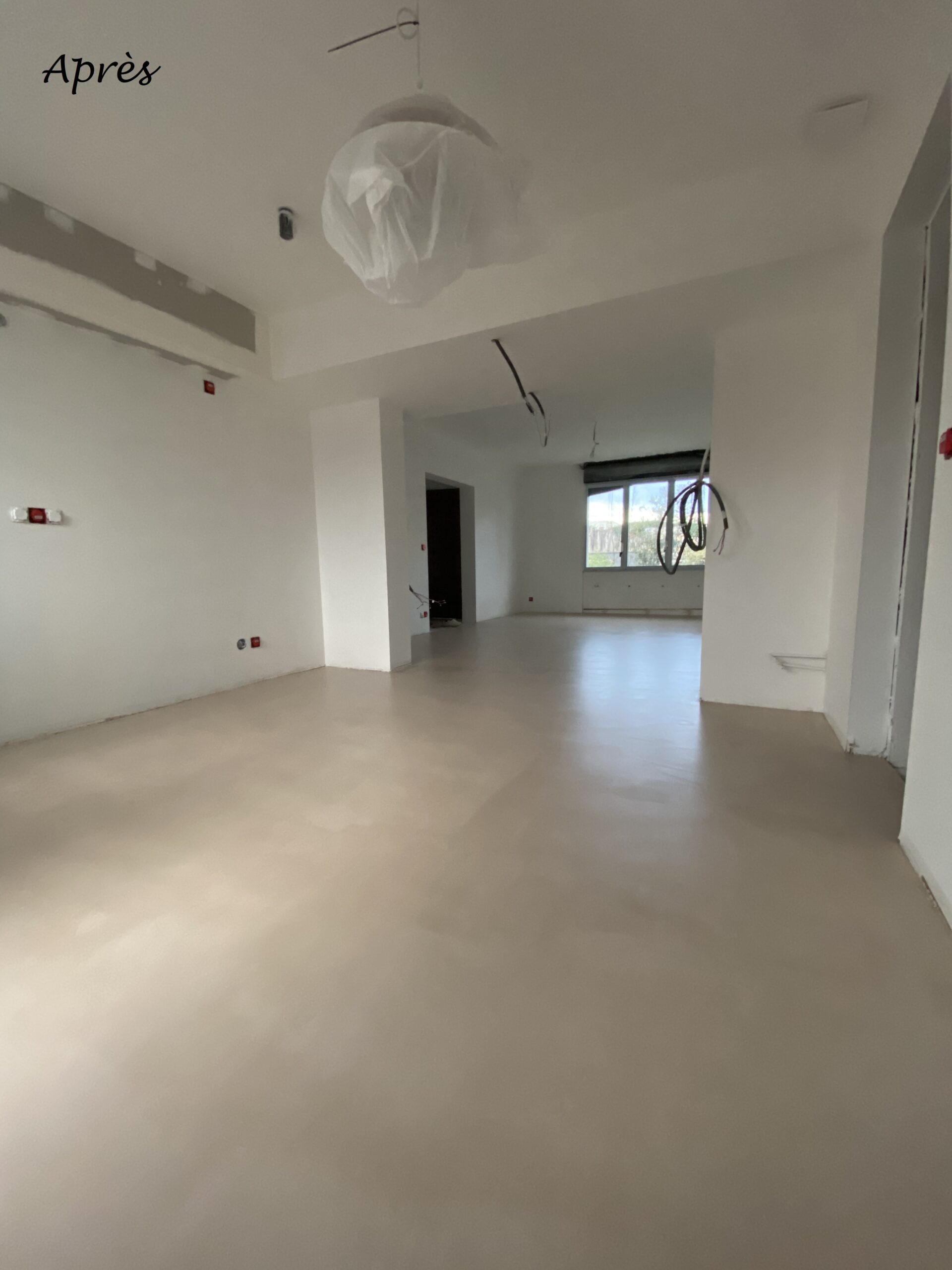 Pose d'un sol intérieur d'une maison individuelle en béton ciré vernis ...