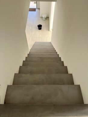 Le béton ciré est un matériau très esthétique qui peut donner un aspect moderne et élégant à un escalier.