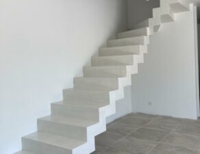 Construction de style "crémaillère" réalisée en trois jours, dans une villa, en région Nouvelle-Aquitaine.