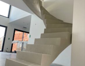 Deux quart tournante en beton lissé, vernis "mat" mise en œuvre dans une habitation à un étage.