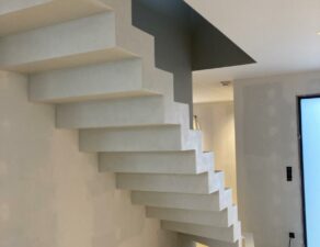 Dos d'une forme architecturale en "crémaillère" installée gracieusement à l'entrée d'une villa, en région Nouvelle-Aquitaine.