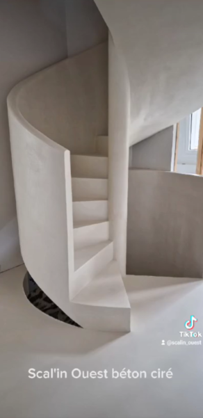 Béton ciré d'un escalier en colimaçon réussi dans une habitation. Projet artisanal pour un particulier en Pays de la Loire.