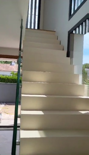 L'escalier à crémaillère en béton ciré de teinte coquille, construit en un temps record de trois jours dans une villa en région Pays de la Loire, offre une solution pratique et esthétique pour votre intérieur.