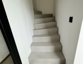 Béton ciré d'un escalier design et personnalisé d'une maison neuve achevé en deux jours, dans le département de la Haute-Garonne.