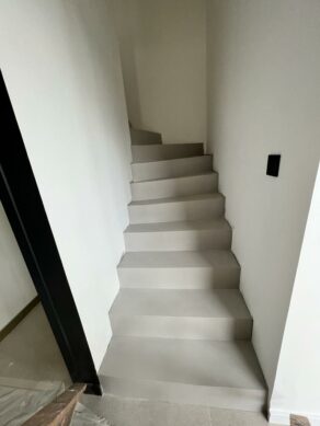 Béton ciré d'un escalier design et personnalisé d'une maison neuve achevé en deux jours, dans le département de la Haute-Garonne.