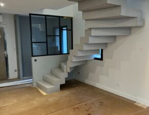 Béton ciré d'un escalier tournant, parfaitement installé dans une maison en rénovation à Toulouse, entre Garidech et Villeneuve-Tolosane.