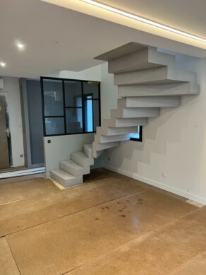 Béton ciré d'un escalier tournant, parfaitement installé dans une maison en rénovation à Toulouse, entre Garidech et Villeneuve-Tolosane.