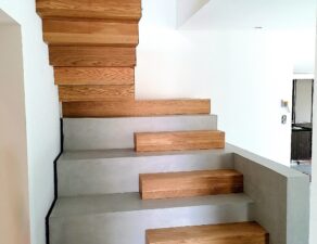 Béton ciré posé sur un escalier sophistiqué de 11 contremarches, en région Nouvelle-Aquitaine.