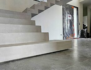 Béton ciré appliqué sur un escalier à crémaillère, dans une maison neuve.