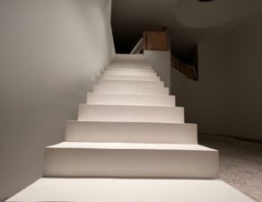 Béton ciré appliqué sur un escalier à crémaillère, situé dans le département du Var.