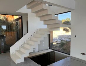 Béton ciré appliqué sur un escalier avec un palier intermédiaire, dans un logement pratiquement terminé.