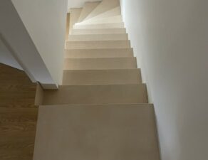 escalier  à paillasse   d'une maison individuelle  en béton ciré à Perigny pour un particulier par notre expert en béton ciré