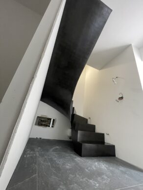 escalier  à paillasse     en béton ciré à Royan  par Tony Aluti