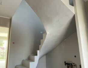 escalier  à paillasse     en béton ciré à Surgères pour un particulier par notre spécialiste en béton ciré